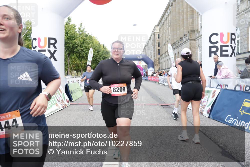 06.09.2026 - CURREX Alsterlauf Yannick Fuchs http://msf.ph/oto/10227859 06.09.2026 10:30:56 Ziel 2444, 3676, 4853, 6195, 6197, 8209 meine-sportfotos.de