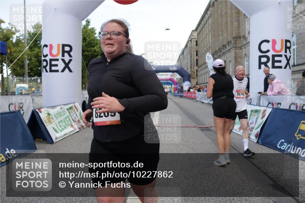 06.09.2026 - CURREX Alsterlauf Yannick Fuchs http://msf.ph/oto/10227862 06.09.2026 10:30:57 Ziel 2444, 3676, 4773, 4853, 6195, 6197, 8209 meine-sportfotos.de
