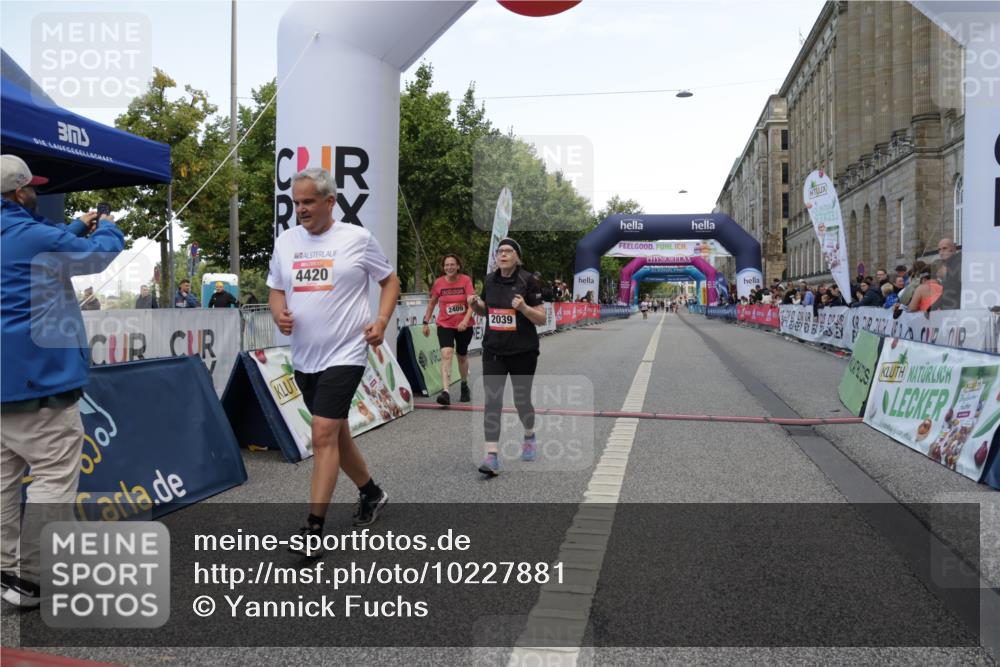 06.09.2026 - CURREX Alsterlauf Yannick Fuchs http://msf.ph/oto/10227881 06.09.2026 10:31:06 Ziel 2039, 2409, 4420, 4773 meine-sportfotos.de