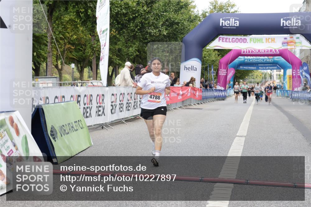06.09.2026 - CURREX Alsterlauf Yannick Fuchs http://msf.ph/oto/10227897 06.09.2026 10:31:22 Ziel 4788 meine-sportfotos.de