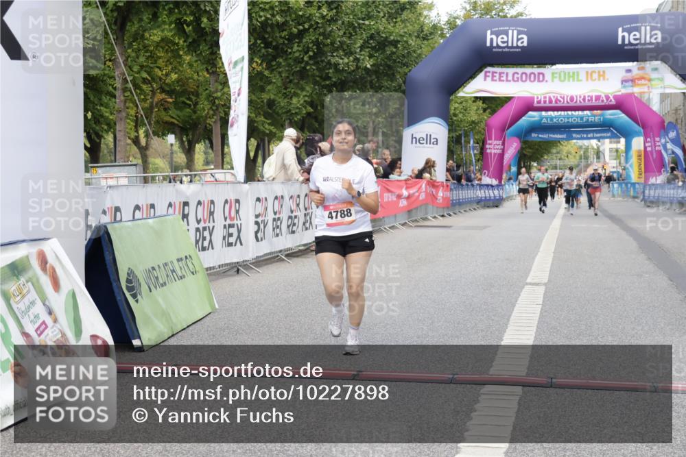 06.09.2026 - CURREX Alsterlauf Yannick Fuchs http://msf.ph/oto/10227898 06.09.2026 10:31:22 Ziel 4788 meine-sportfotos.de
