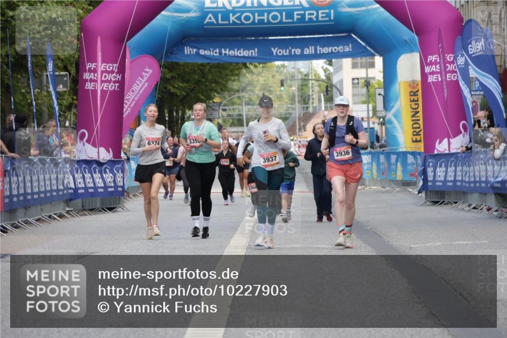 06.09.2026 - CURREX Alsterlauf Yannick Fuchs http://msf.ph/oto/10227903 06.09.2026 10:31:28 Ziel 4788 meine-sportfotos.de