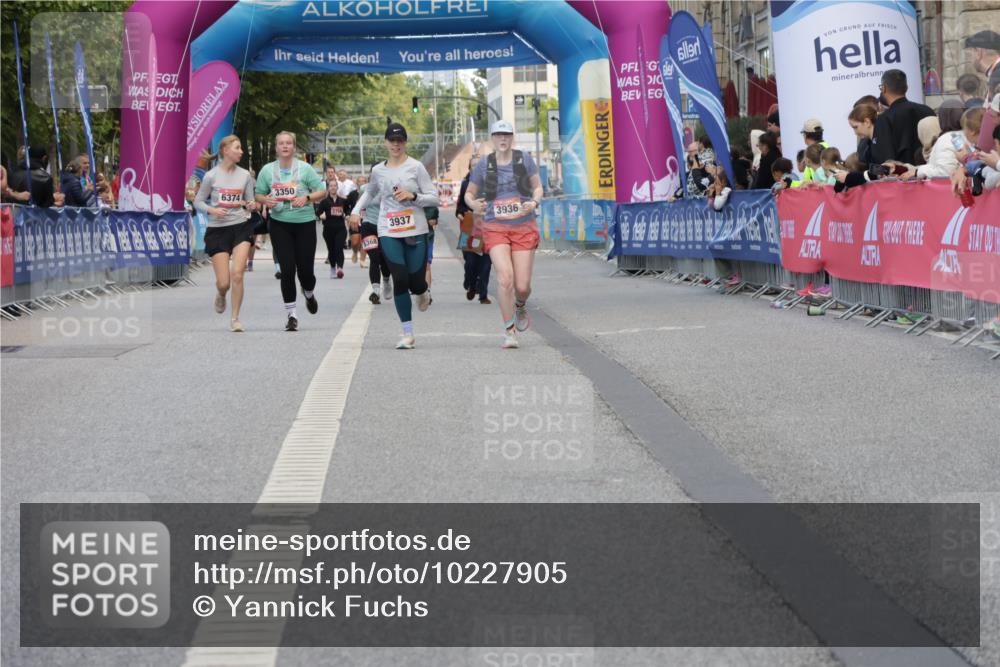06.09.2026 - CURREX Alsterlauf Yannick Fuchs http://msf.ph/oto/10227905 06.09.2026 10:31:29 Ziel 4788 meine-sportfotos.de