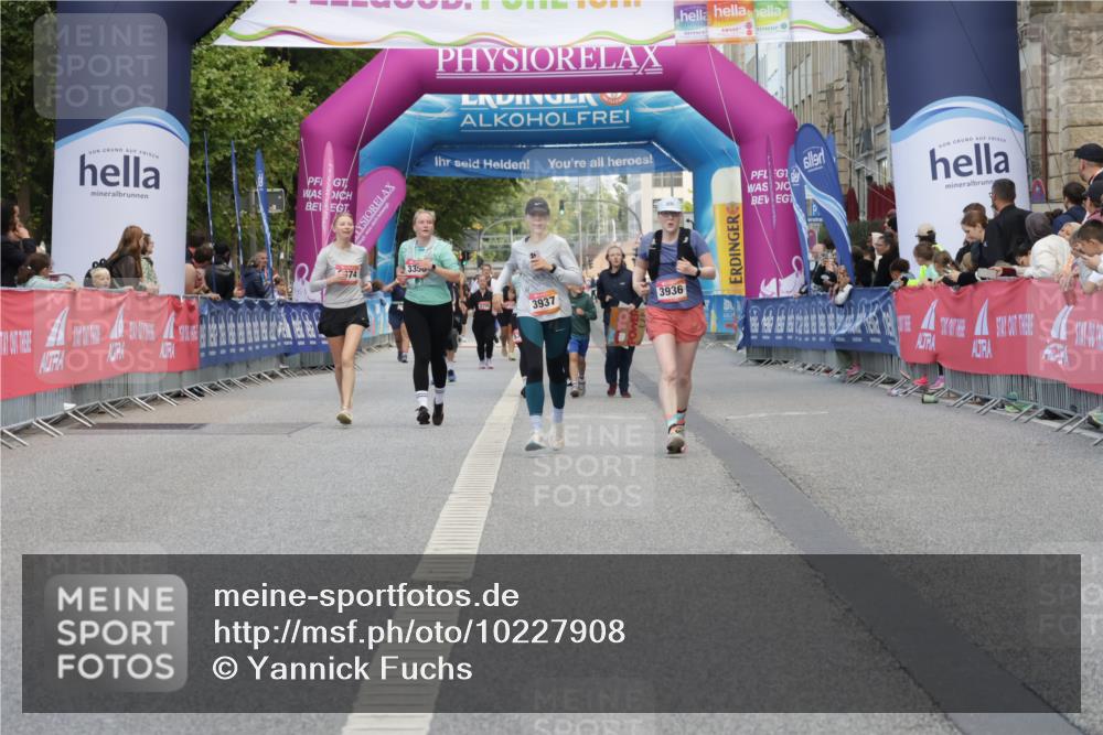 06.09.2026 - CURREX Alsterlauf Yannick Fuchs http://msf.ph/oto/10227908 06.09.2026 10:31:31 Ziel  meine-sportfotos.de