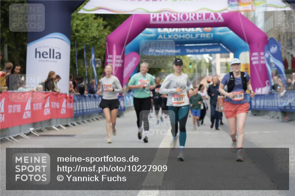 06.09.2026 - CURREX Alsterlauf Yannick Fuchs http://msf.ph/oto/10227909 06.09.2026 10:31:33 Ziel 3936, 3937 meine-sportfotos.de