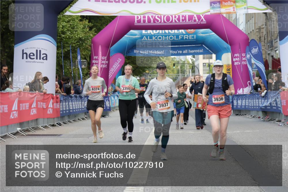 06.09.2026 - CURREX Alsterlauf Yannick Fuchs http://msf.ph/oto/10227910 06.09.2026 10:31:33 Ziel 3936, 3937 meine-sportfotos.de