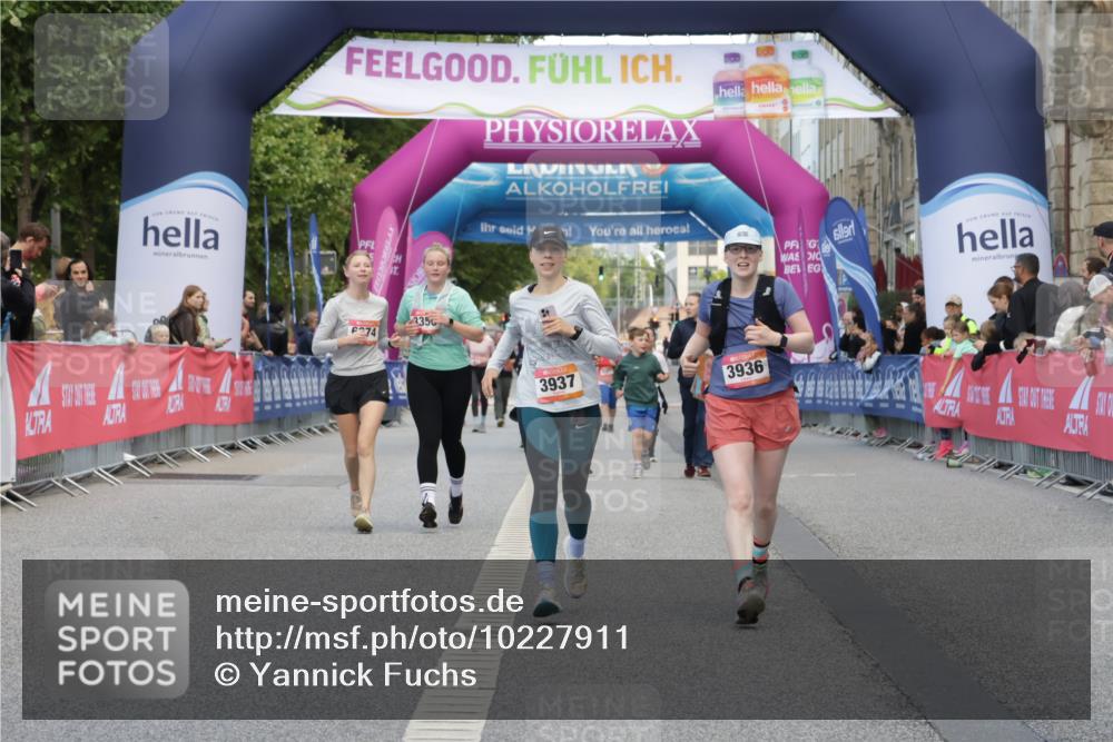 06.09.2026 - CURREX Alsterlauf Yannick Fuchs http://msf.ph/oto/10227911 06.09.2026 10:31:35 Ziel 3936, 3937 meine-sportfotos.de