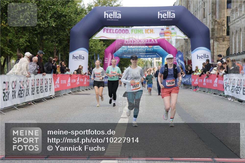 06.09.2026 - CURREX Alsterlauf Yannick Fuchs http://msf.ph/oto/10227914 06.09.2026 10:31:36 Ziel 3936, 3937 meine-sportfotos.de