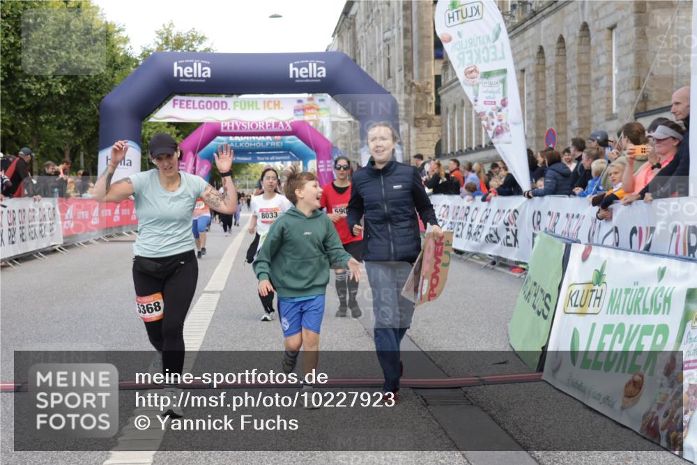 06.09.2026 - CURREX Alsterlauf Yannick Fuchs http://msf.ph/oto/10227923 06.09.2026 10:31:46 Ziel 3350, 3387, 5368, 5907, 6374, 8033 meine-sportfotos.de