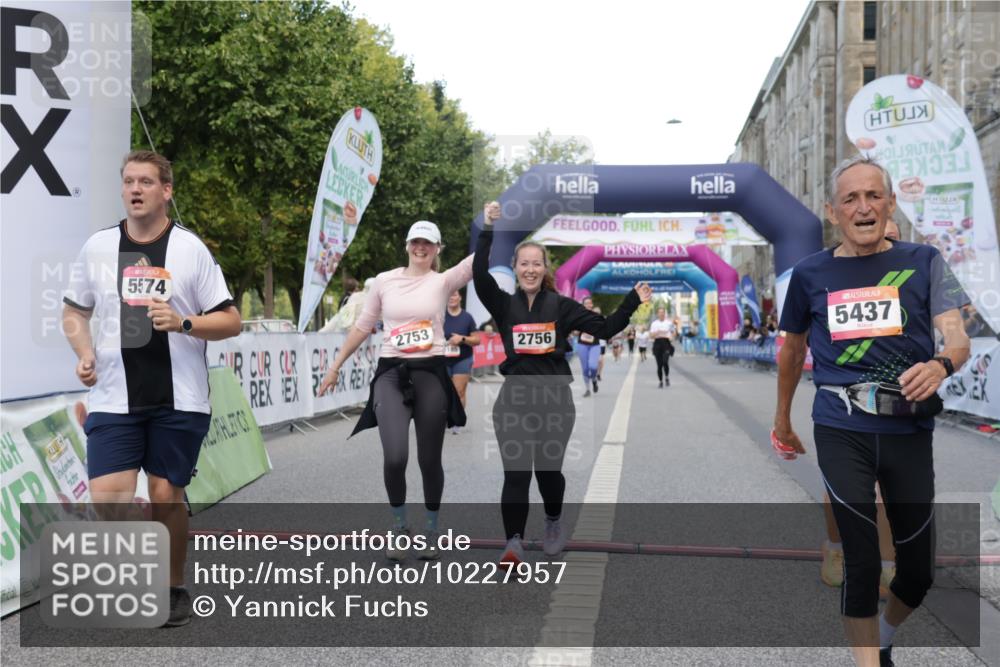 06.09.2026 - CURREX Alsterlauf Yannick Fuchs http://msf.ph/oto/10227957 06.09.2026 10:32:00 Ziel 2642, 2753, 2756, 4338, 5437, 5574, 6185 meine-sportfotos.de