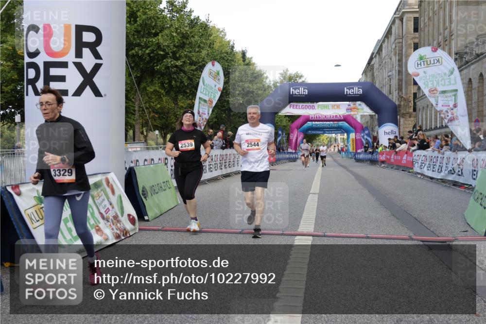 06.09.2026 - CURREX Alsterlauf Yannick Fuchs http://msf.ph/oto/10227992 06.09.2026 10:32:12 Ziel 2539, 2544, 2906, 3000, 3329, 4723 meine-sportfotos.de