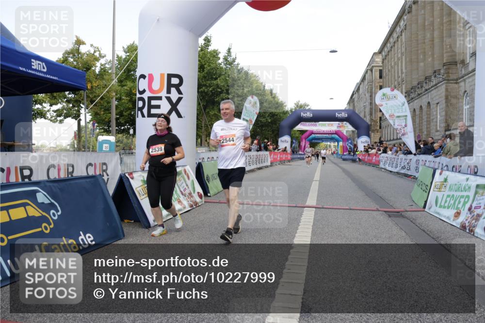 06.09.2026 - CURREX Alsterlauf Yannick Fuchs http://msf.ph/oto/10227999 06.09.2026 10:32:14 Ziel 2539, 2544, 2906, 3000, 3329, 4723 meine-sportfotos.de