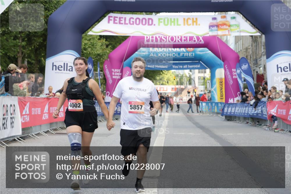 06.09.2026 - CURREX Alsterlauf Yannick Fuchs http://msf.ph/oto/10228007 06.09.2026 10:32:22 Ziel 2212, 4002, 5857 meine-sportfotos.de