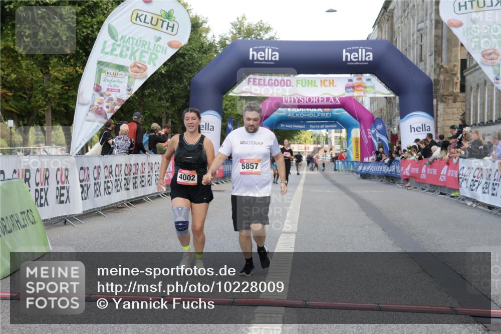 06.09.2026 - CURREX Alsterlauf Yannick Fuchs http://msf.ph/oto/10228009 06.09.2026 10:32:24 Ziel 2212, 4002, 5857 meine-sportfotos.de