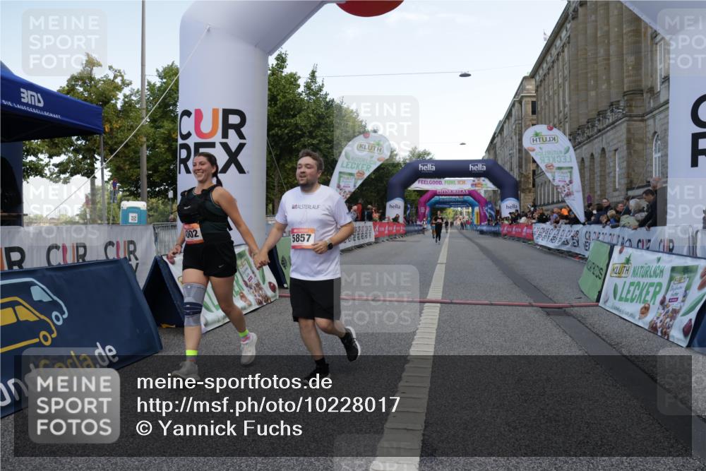 06.09.2026 - CURREX Alsterlauf Yannick Fuchs http://msf.ph/oto/10228017 06.09.2026 10:32:26 Ziel 2212, 4002, 5857 meine-sportfotos.de