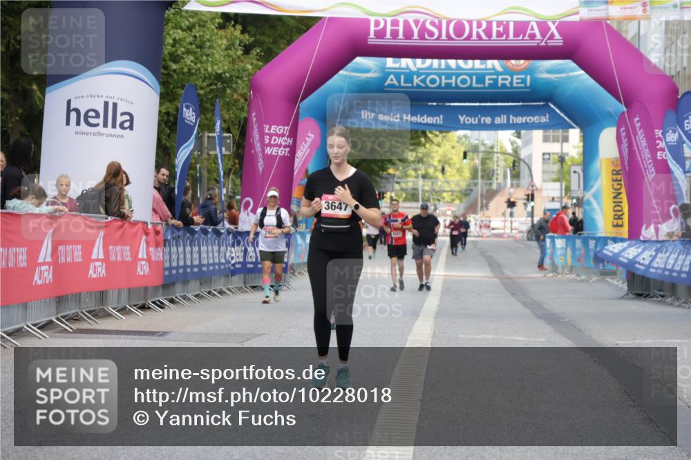 06.09.2026 - CURREX Alsterlauf Yannick Fuchs http://msf.ph/oto/10228018 06.09.2026 10:32:28 Ziel 2212, 4002, 5857 meine-sportfotos.de