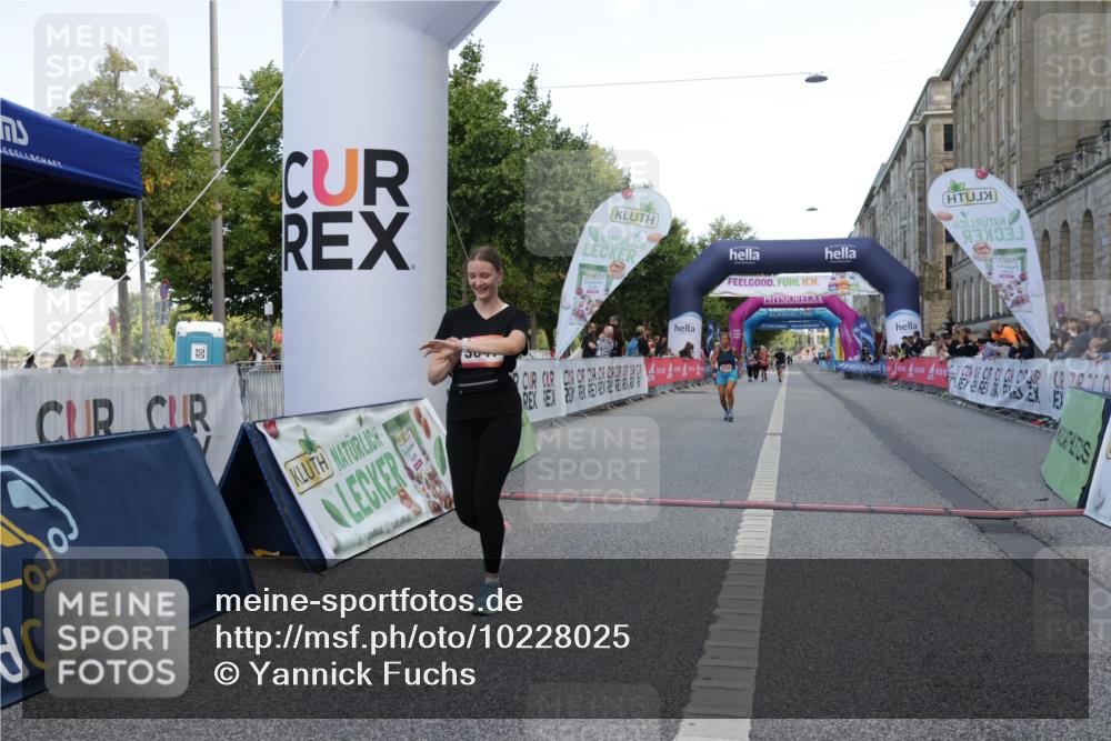 06.09.2026 - CURREX Alsterlauf Yannick Fuchs http://msf.ph/oto/10228025 06.09.2026 10:32:35 Ziel 3647, 3734 meine-sportfotos.de