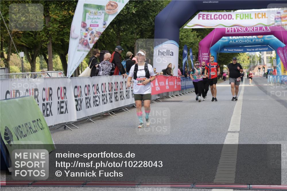 06.09.2026 - CURREX Alsterlauf Yannick Fuchs http://msf.ph/oto/10228043 06.09.2026 10:32:46 Ziel 2955, 3734 meine-sportfotos.de