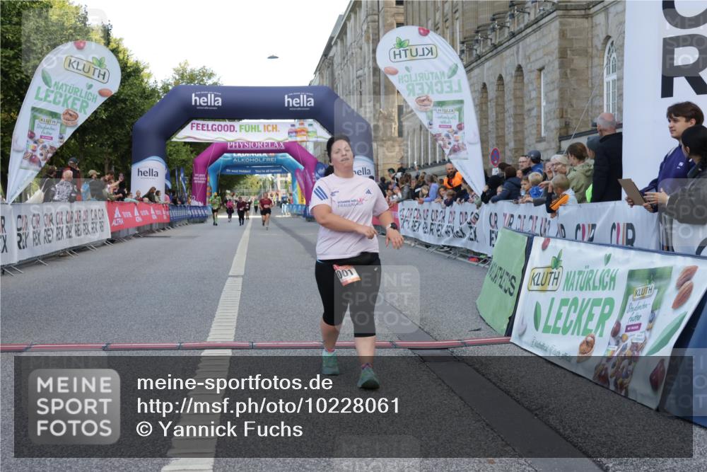 06.09.2026 - CURREX Alsterlauf Yannick Fuchs http://msf.ph/oto/10228061 06.09.2026 10:33:09 Ziel 2001 meine-sportfotos.de