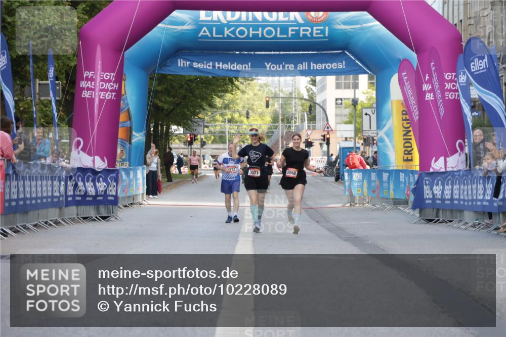 06.09.2026 - CURREX Alsterlauf Yannick Fuchs http://msf.ph/oto/10228089 06.09.2026 10:34:08 Ziel  meine-sportfotos.de