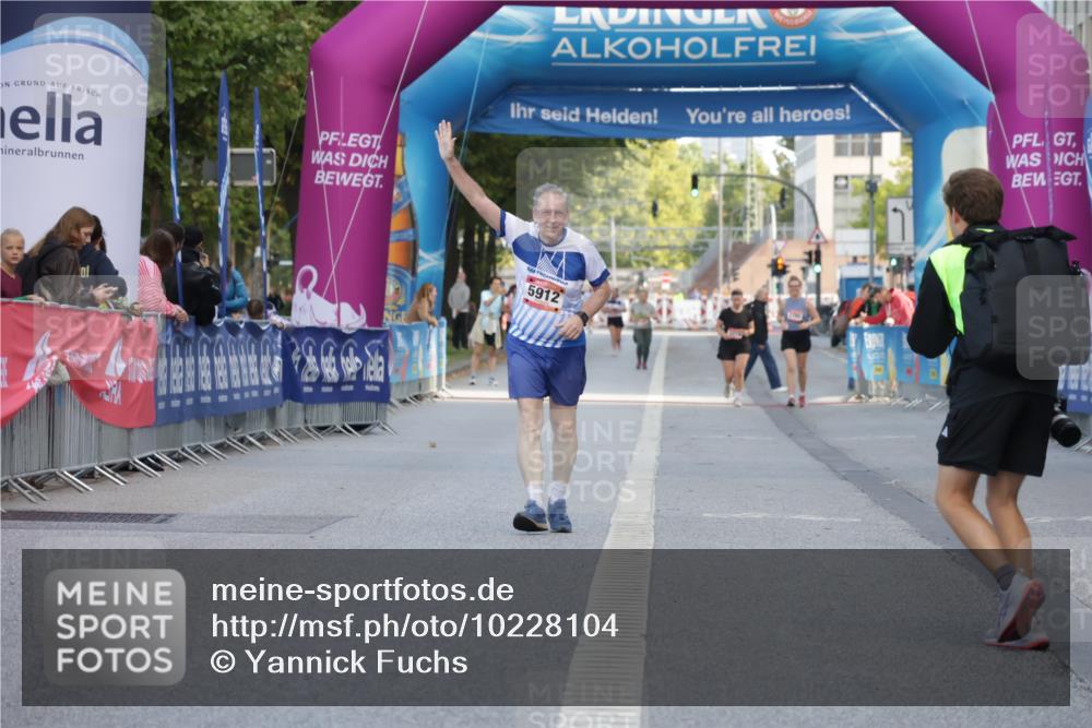 06.09.2026 - CURREX Alsterlauf Yannick Fuchs http://msf.ph/oto/10228104 06.09.2026 10:34:27 Ziel 3071, 3088 meine-sportfotos.de