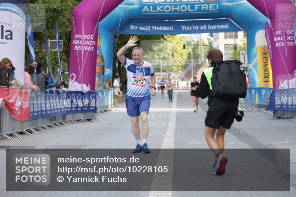 06.09.2026 - CURREX Alsterlauf Yannick Fuchs http://msf.ph/oto/10228105 06.09.2026 10:34:28 Ziel 3071, 3088 meine-sportfotos.de