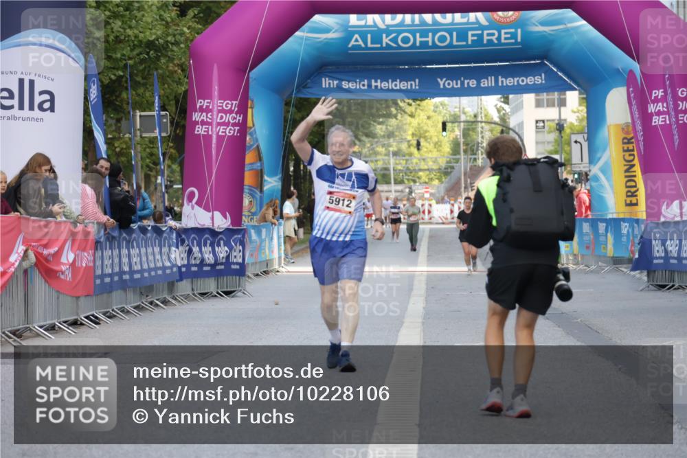 06.09.2026 - CURREX Alsterlauf Yannick Fuchs http://msf.ph/oto/10228106 06.09.2026 10:34:28 Ziel 3071, 3088 meine-sportfotos.de