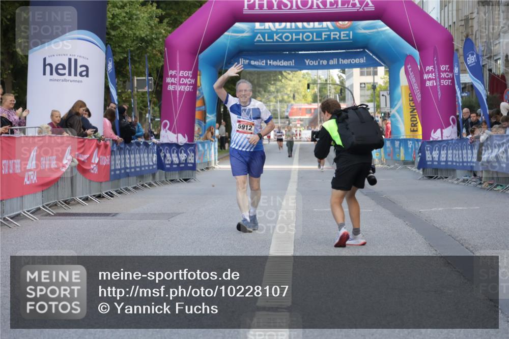 06.09.2026 - CURREX Alsterlauf Yannick Fuchs http://msf.ph/oto/10228107 06.09.2026 10:34:29 Ziel 3071, 3088 meine-sportfotos.de