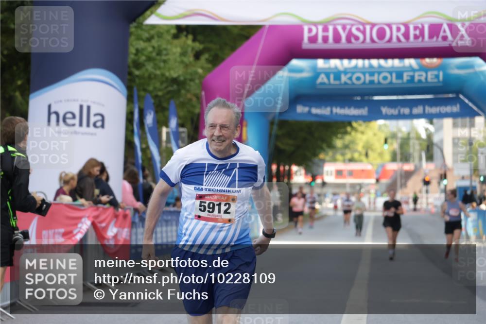 06.09.2026 - CURREX Alsterlauf Yannick Fuchs http://msf.ph/oto/10228109 06.09.2026 10:34:35 Ziel 5912 meine-sportfotos.de