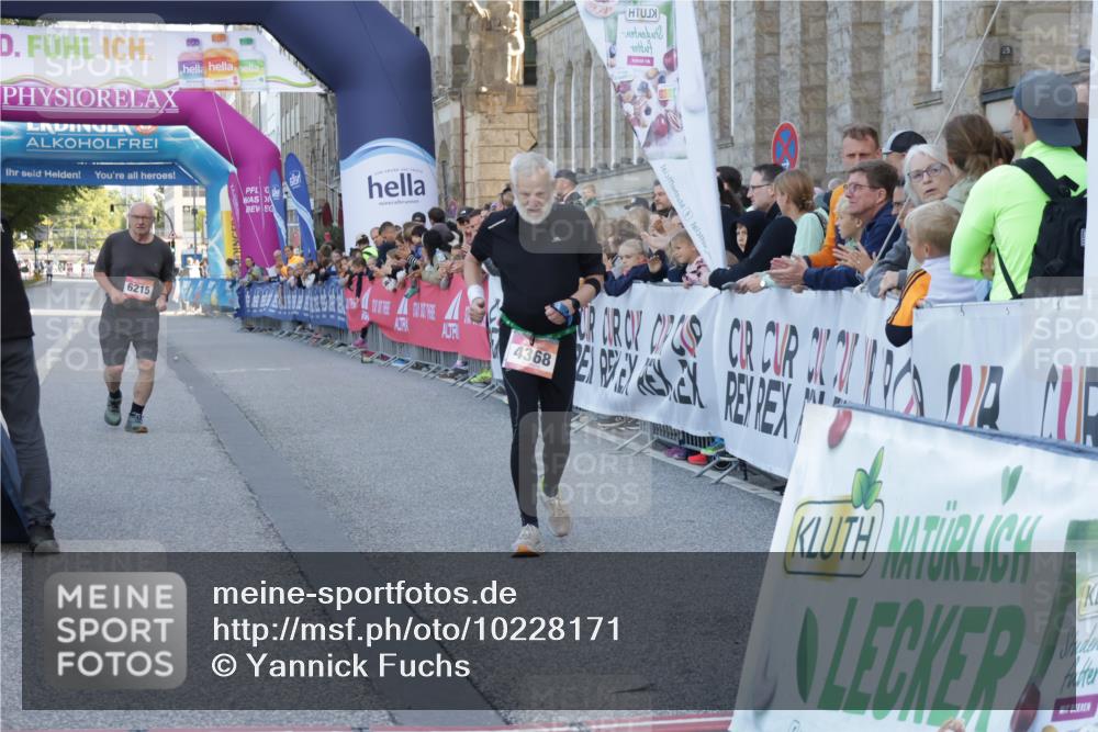 06.09.2026 - CURREX Alsterlauf Yannick Fuchs http://msf.ph/oto/10228171 06.09.2026 10:37:29 Ziel 4368 meine-sportfotos.de