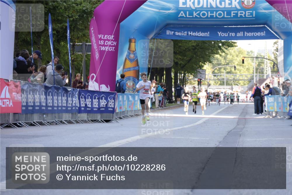 06.09.2026 - CURREX Alsterlauf Yannick Fuchs http://msf.ph/oto/10228286 06.09.2026 10:51:55 Ziel  meine-sportfotos.de