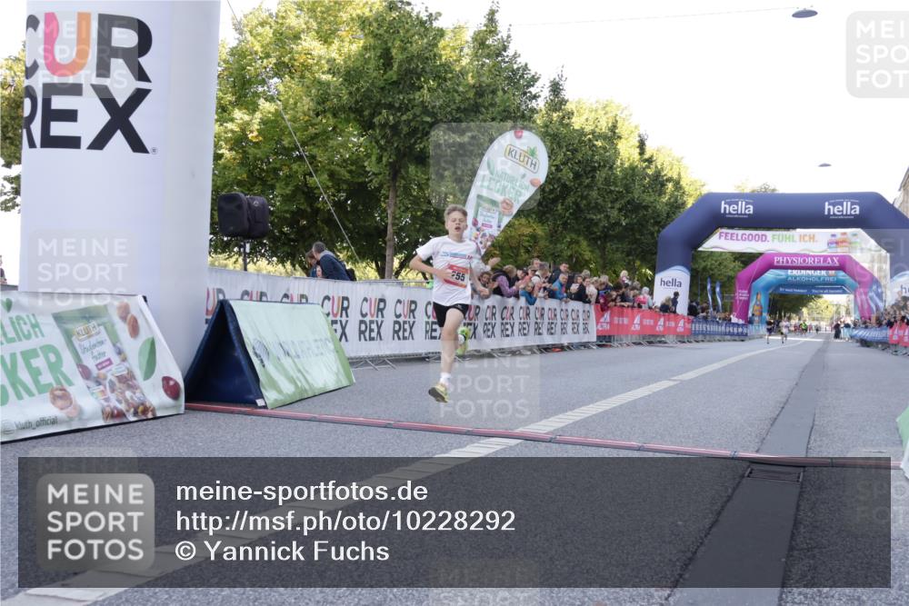 06.09.2026 - CURREX Alsterlauf Yannick Fuchs http://msf.ph/oto/10228292 06.09.2026 10:52:04 Ziel 255 meine-sportfotos.de