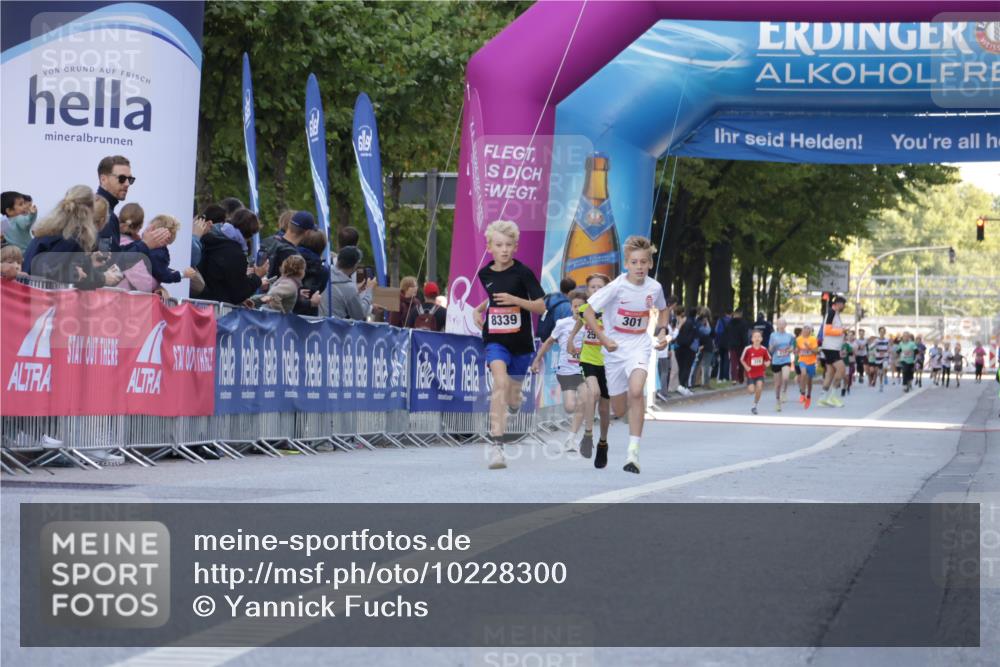 06.09.2026 - CURREX Alsterlauf Yannick Fuchs http://msf.ph/oto/10228300 06.09.2026 10:52:09 Ziel 255 meine-sportfotos.de