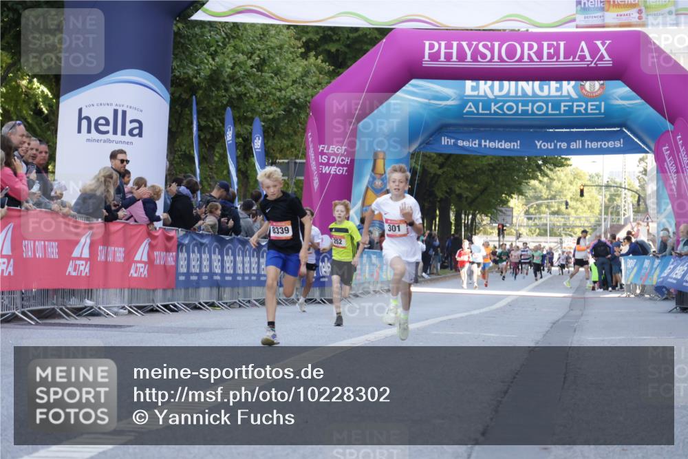 06.09.2026 - CURREX Alsterlauf Yannick Fuchs http://msf.ph/oto/10228302 06.09.2026 10:52:11 Ziel 255, 301, 8339 meine-sportfotos.de