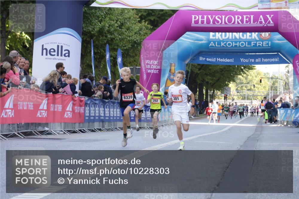 06.09.2026 - CURREX Alsterlauf Yannick Fuchs http://msf.ph/oto/10228303 06.09.2026 10:52:11 Ziel 255, 301, 8339 meine-sportfotos.de