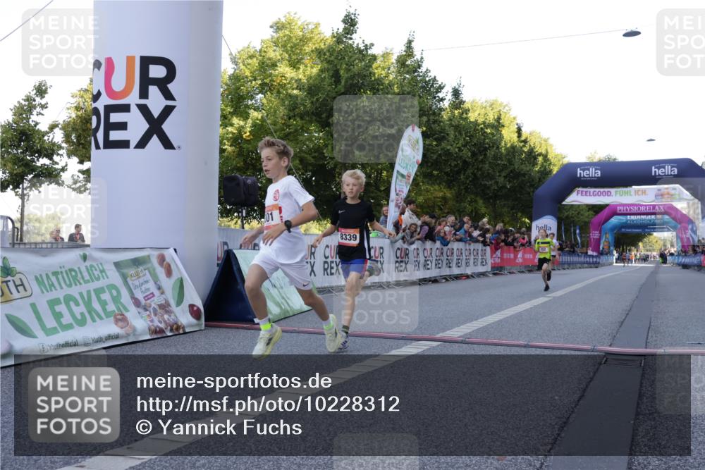 06.09.2026 - CURREX Alsterlauf Yannick Fuchs http://msf.ph/oto/10228312 06.09.2026 10:52:15 Ziel 252, 301, 8339 meine-sportfotos.de