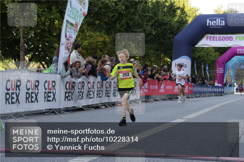 06.09.2026 - CURREX Alsterlauf Yannick Fuchs http://msf.ph/oto/10228314 06.09.2026 10:52:16 Ziel 200, 252, 301, 8339 meine-sportfotos.de