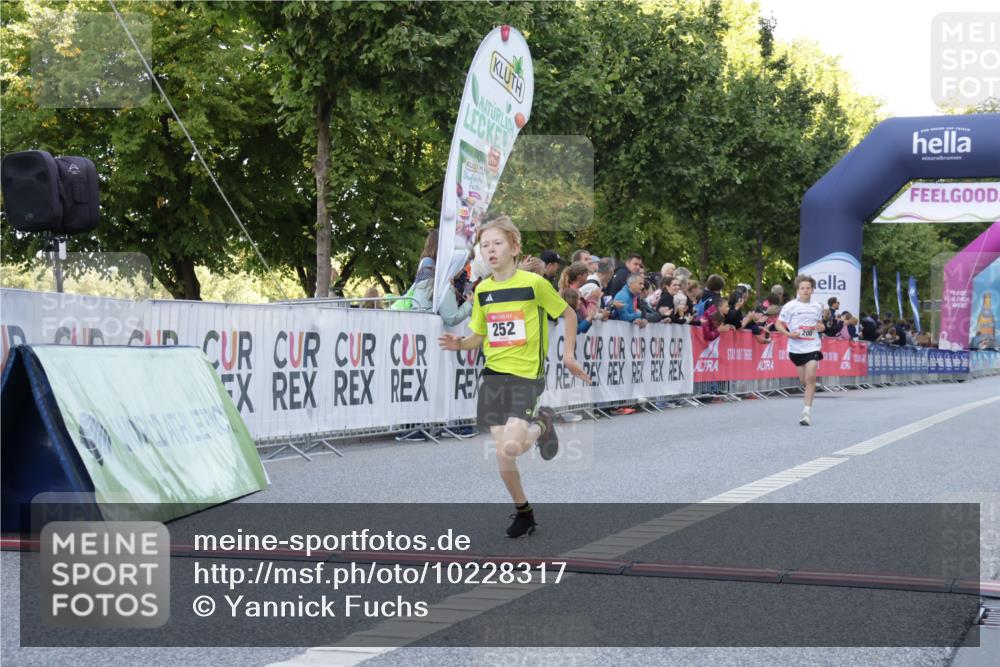 06.09.2026 - CURREX Alsterlauf Yannick Fuchs http://msf.ph/oto/10228317 06.09.2026 10:52:17 Ziel 200, 252, 301, 8339 meine-sportfotos.de