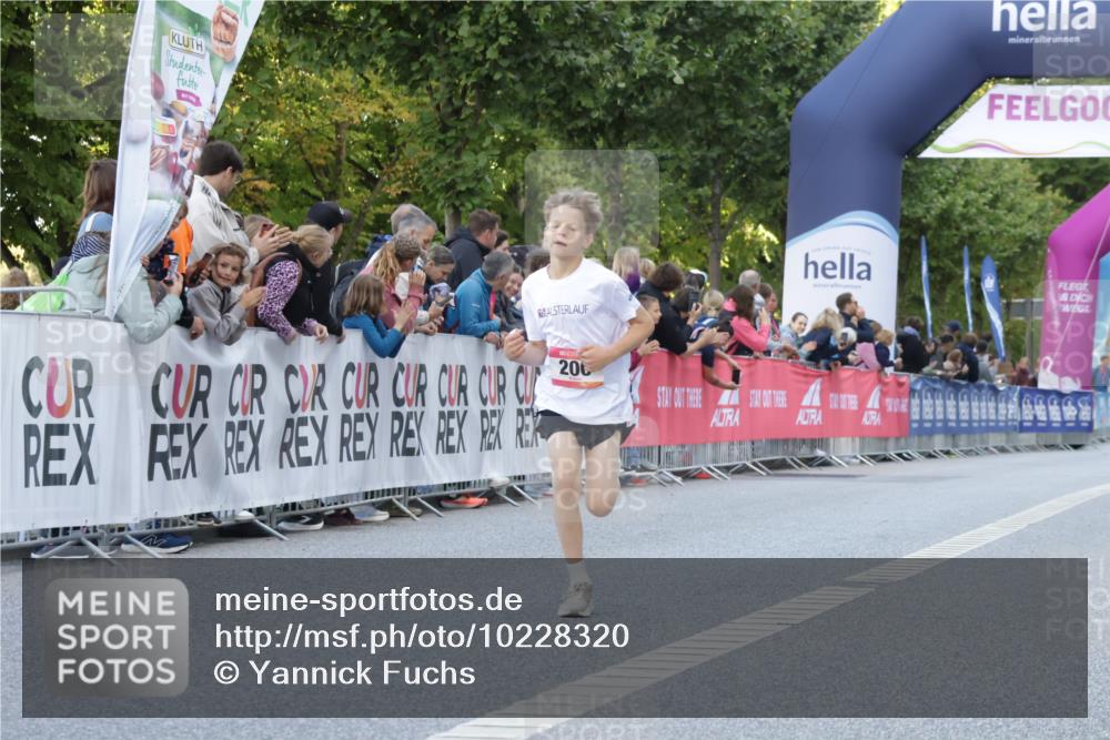06.09.2026 - CURREX Alsterlauf Yannick Fuchs http://msf.ph/oto/10228320 06.09.2026 10:52:19 Ziel 200, 252, 301, 8339 meine-sportfotos.de