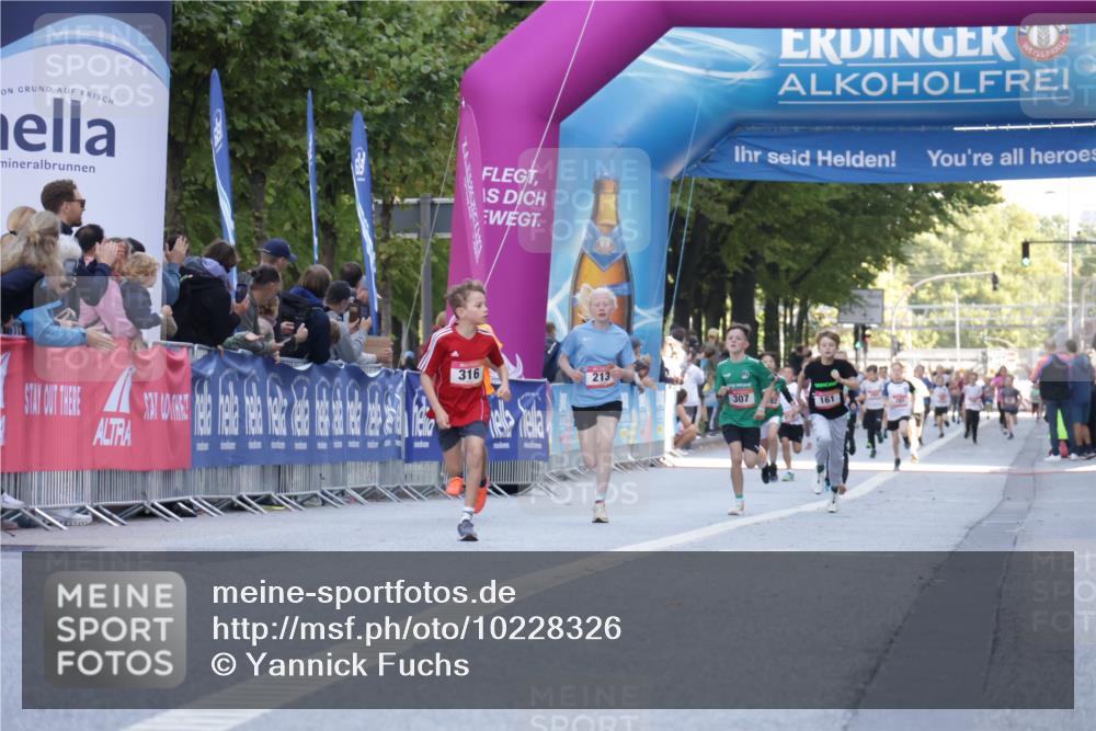 06.09.2026 - CURREX Alsterlauf Yannick Fuchs http://msf.ph/oto/10228326 06.09.2026 10:52:26 Ziel 200 meine-sportfotos.de