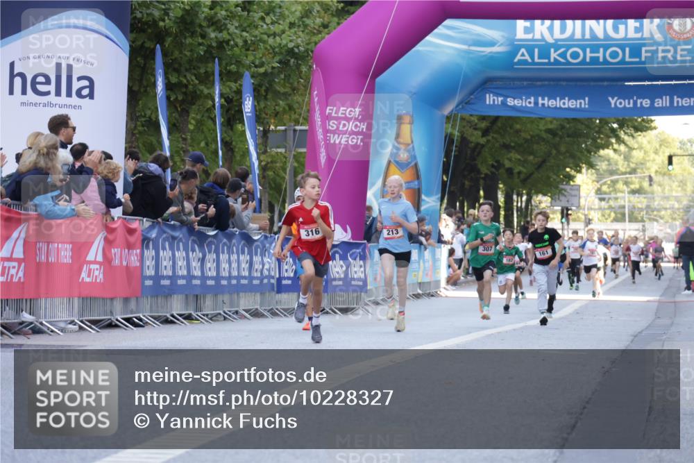 06.09.2026 - CURREX Alsterlauf Yannick Fuchs http://msf.ph/oto/10228327 06.09.2026 10:52:26 Ziel 200 meine-sportfotos.de