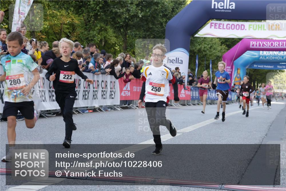 06.09.2026 - CURREX Alsterlauf Yannick Fuchs http://msf.ph/oto/10228406 06.09.2026 10:52:55 Ziel 151, 158, 178, 222, 223, 250, 251, 280, 293, 374, 388, 408, 430 meine-sportfotos.de