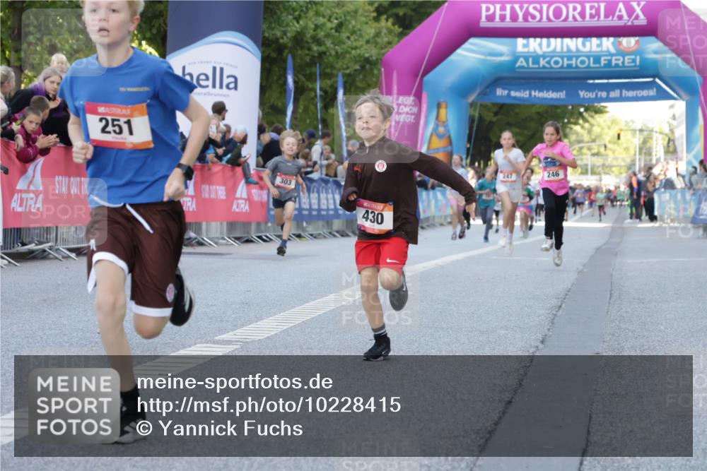 06.09.2026 - CURREX Alsterlauf Yannick Fuchs http://msf.ph/oto/10228415 06.09.2026 10:52:57 Ziel 151, 158, 178, 222, 223, 250, 251, 280, 293, 374, 388, 430 meine-sportfotos.de