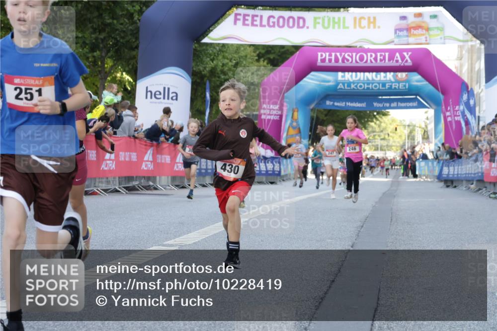 06.09.2026 - CURREX Alsterlauf Yannick Fuchs http://msf.ph/oto/10228419 06.09.2026 10:52:58 Ziel 151, 158, 178, 222, 223, 250, 251, 280, 282, 374, 388, 430 meine-sportfotos.de