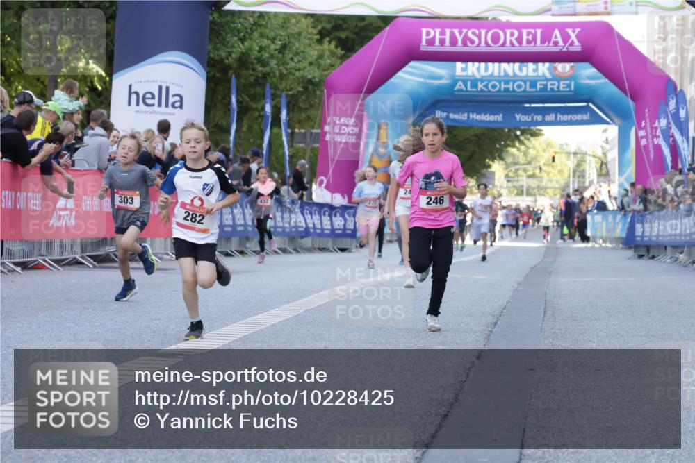 06.09.2026 - CURREX Alsterlauf Yannick Fuchs http://msf.ph/oto/10228425 06.09.2026 10:53:00 Ziel 151, 158, 222, 223, 246, 250, 251, 280, 282, 303, 374, 388, 430 meine-sportfotos.de