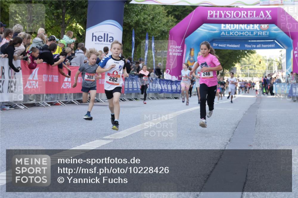 06.09.2026 - CURREX Alsterlauf Yannick Fuchs http://msf.ph/oto/10228426 06.09.2026 10:53:00 Ziel 151, 158, 222, 223, 246, 250, 251, 280, 282, 303, 374, 388, 430 meine-sportfotos.de