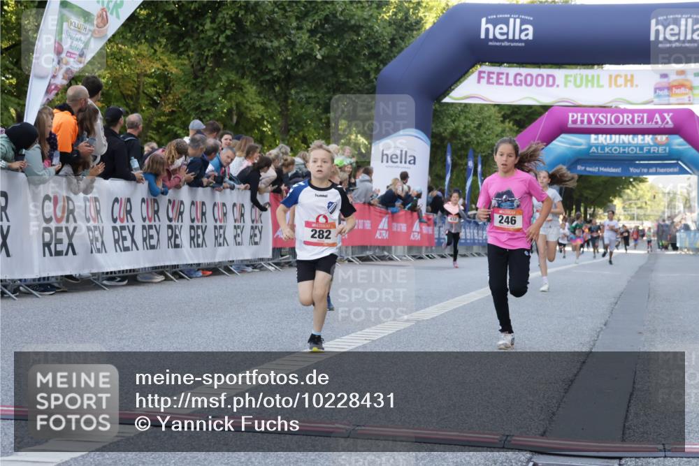 06.09.2026 - CURREX Alsterlauf Yannick Fuchs http://msf.ph/oto/10228431 06.09.2026 10:53:01 Ziel 151, 158, 222, 223, 246, 250, 251, 280, 282, 303, 374, 430 meine-sportfotos.de