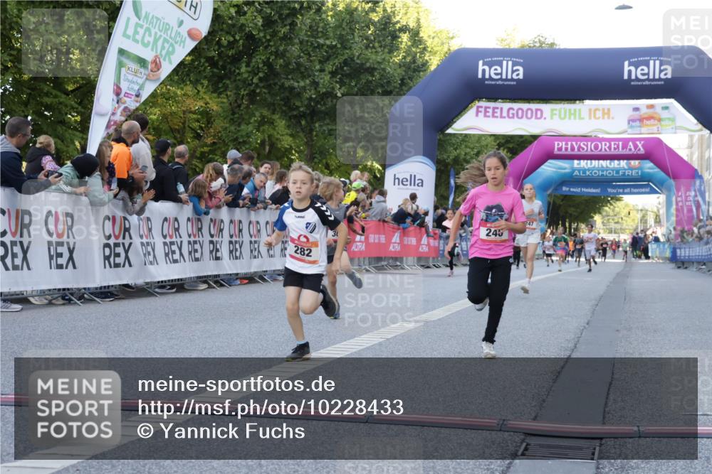 06.09.2026 - CURREX Alsterlauf Yannick Fuchs http://msf.ph/oto/10228433 06.09.2026 10:53:02 Ziel 151, 158, 222, 223, 246, 247, 250, 251, 280, 282, 303, 430 meine-sportfotos.de