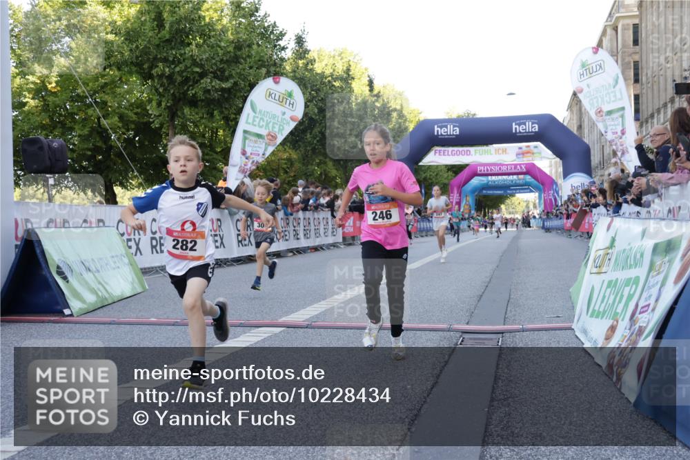 06.09.2026 - CURREX Alsterlauf Yannick Fuchs http://msf.ph/oto/10228434 06.09.2026 10:53:03 Ziel 158, 222, 246, 247, 250, 251, 280, 282, 303, 430, 432 meine-sportfotos.de