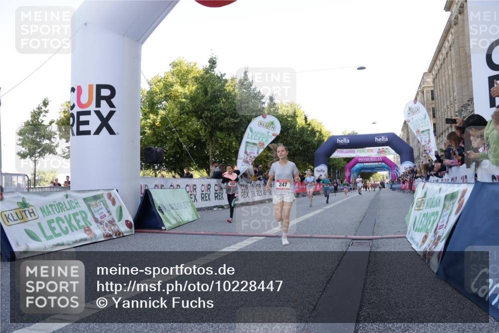 06.09.2026 - CURREX Alsterlauf Yannick Fuchs http://msf.ph/oto/10228447 06.09.2026 10:53:06 Ziel 158, 168, 246, 247, 251, 272, 282, 303, 430, 432 meine-sportfotos.de
